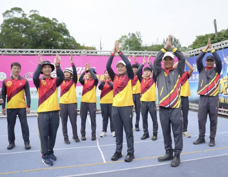 2025中華企業射箭聯賽7年總冠軍賽2日進行第6戰，彰化銀行在教練徐梓益（前右）帶領下，加上子弟兵李彩綺（前右2）表現出色，拿下隊史首座冠軍。（中華企業射箭聯賽提供）