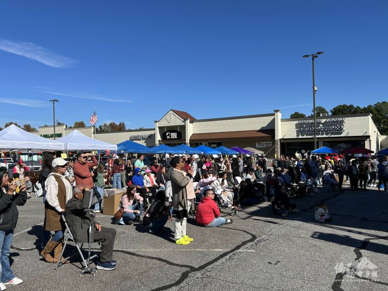 民眾欣賞舞臺演出