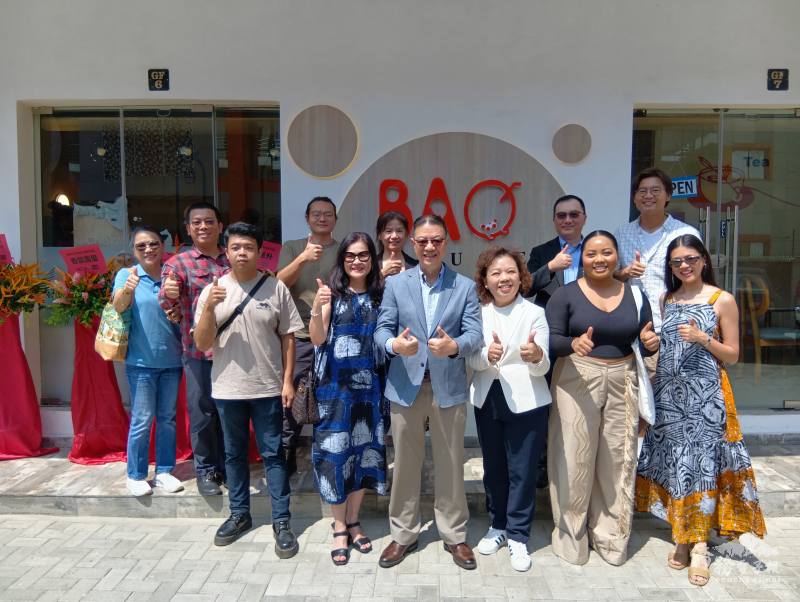 劉翼平夫婦（前排左2、3）、林志都(後排右2)、林子立（後排右1）與奈國臺僑界、駐奈代表處同仁多人恭賀BAO BAO HOUSE烘焙奶茶坊正式開業