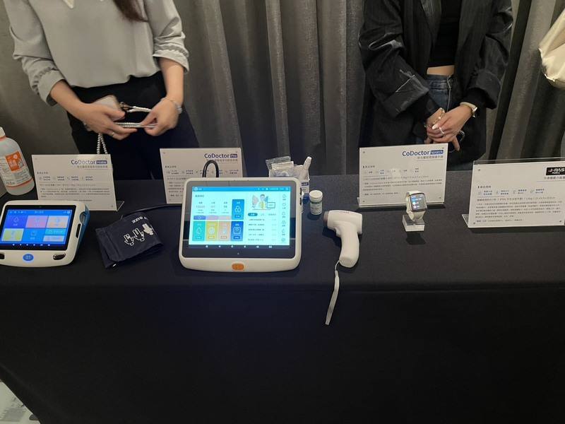 鴻海3日上午宣布與馬偕紀念醫院、祥寶長照集團合作，規劃導入人工智慧（AI）穿戴式監測、遠距醫療平台等