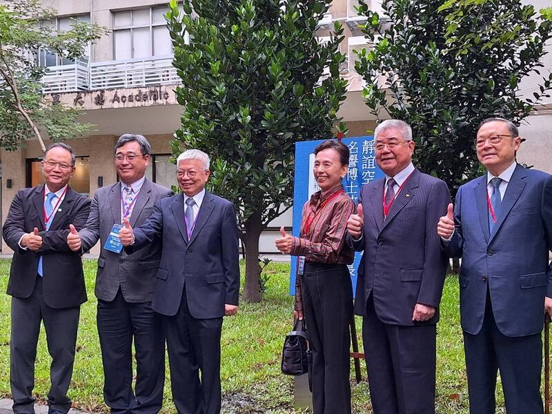 拓凱實業董事長沈文振（右2）與夫人甘美華（右3）全額捐助台北科技大學濟慶館和靜誼空間的整建改善工程，北科大於3日舉行靜誼空間揭牌儀式
