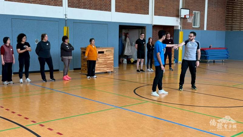 教練Mehmet Özdemir親自示範防身術技巧，現場教學生動專業