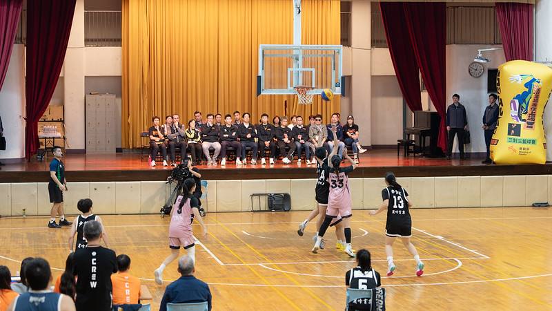 總統抵達後，首先觀看公開女子組、男子組冠軍賽