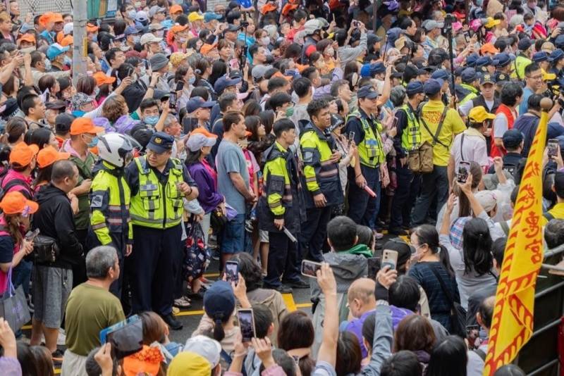 白沙屯拱天宮媽祖祈安賜福贊境活動10月31日至11月2日在新北市登場，吸引許多民眾參與，市警局3天共出動警員、義交近千人進行交通秩序及治安維護。（警方提供）