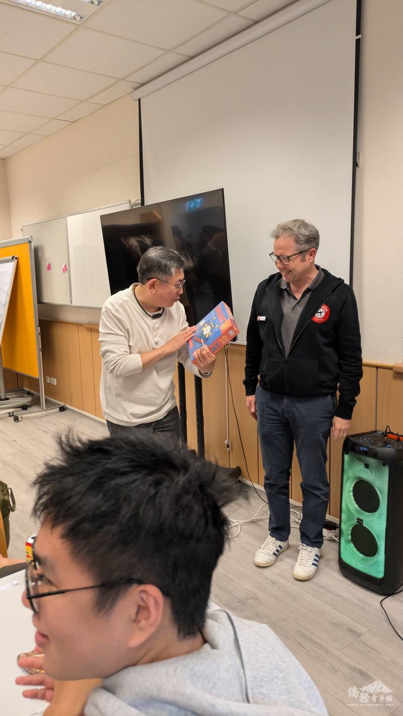 連續四輪的「抽獎環節」更是全場焦點，來自維也納最大桌遊出版社的代表Robert Hayes親自抽出該公司近年主打，由Arno Steinwender設計，最具代表性的遊戲「 Smart 10」