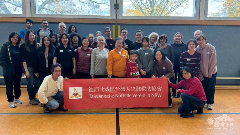 與會人員齊聚合影，攜手打造安全溫暖的僑社環境