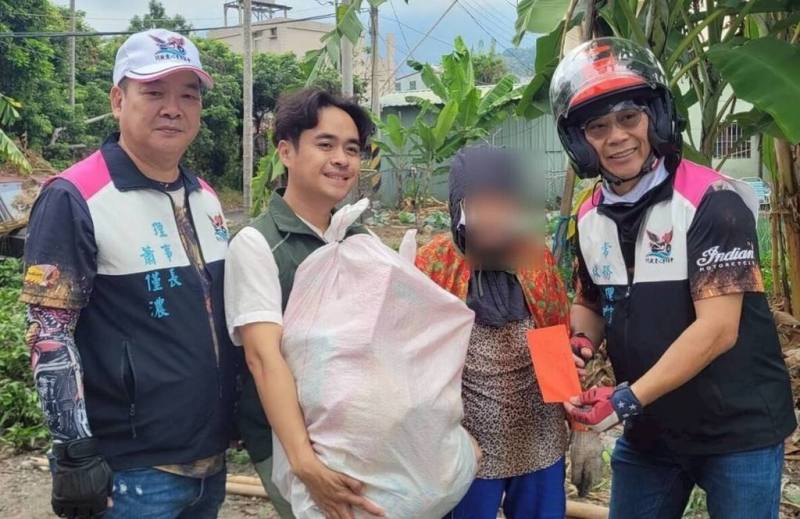 台中市川啟愛心重車協會2日帶著白米、麵條、罐頭、餅乾等愛心物資，捐助南投縣集集鎮弱勢家庭，現場還有義診、脊椎調理、義剪。（南投縣新媳婦關懷協會提供）