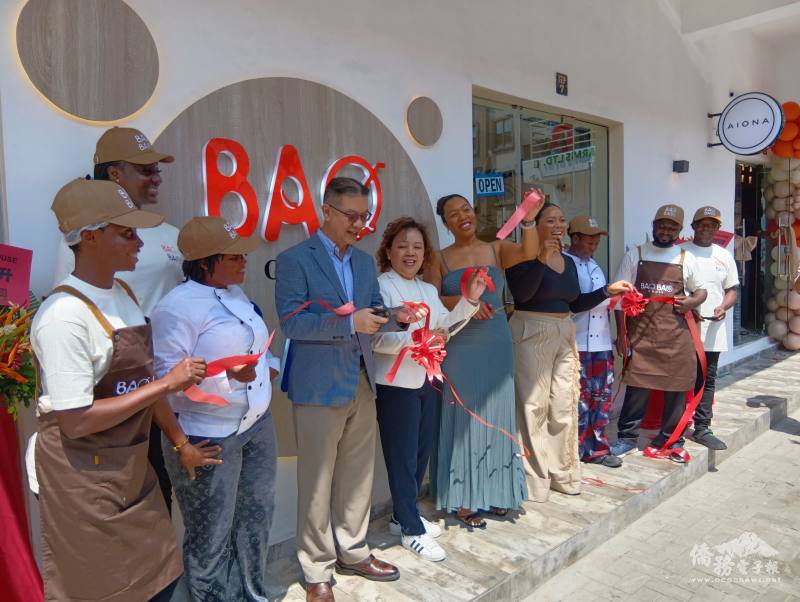 駐奈國代表大使劉翼平(前排左3)、陳淑芳與兩位女兒(前排左4至左6)等在BAO BAO HOUSE烘焙奶茶坊開業儀式剪綵