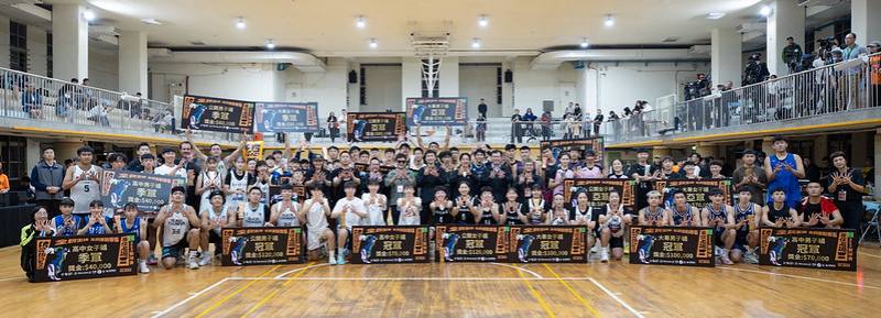 總統和出席人員合影