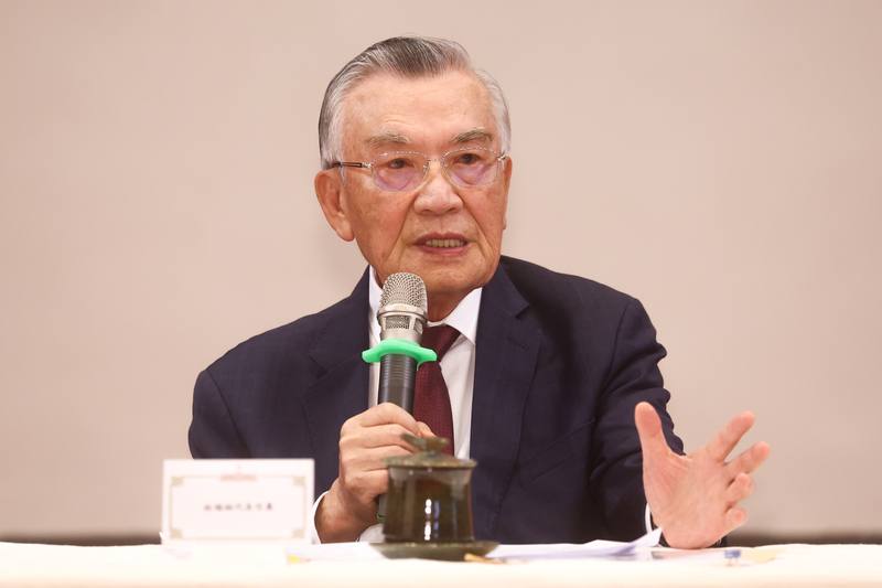 2025年亞太經濟合作會議（APEC）落幕，台灣APEC領袖代表林信義（圖）3日下午在總統府大禮堂出席返國記者會說明此行成果，也分享與日本首相高市早苗會晤情形，雙方交流AI與防災等議題