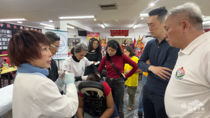 會後來賓們紛紛體驗並互相交流