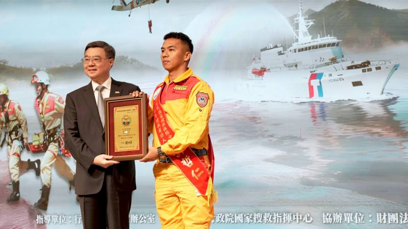 行政院長卓榮泰出席「114年搜救有功人員表揚暨AI智慧搜救派遣系統中程計畫成果記者會」
