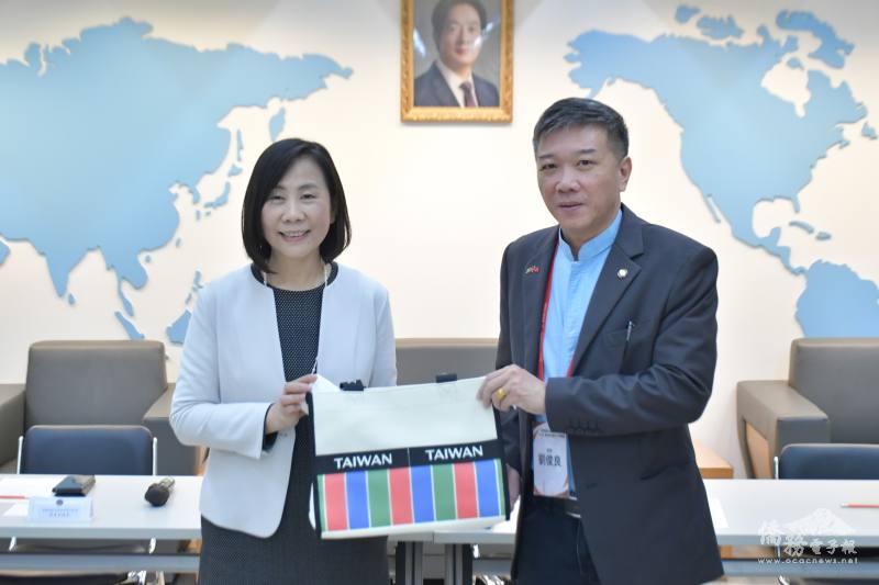 榮幼娥致贈禮品予參訪團，劉俊良代表受贈