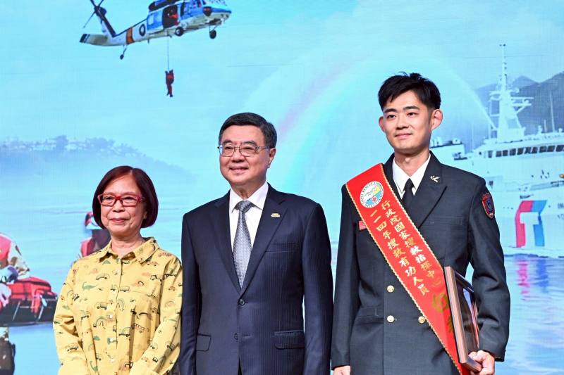 行政院長卓榮泰出席「114年搜救有功人員表揚暨AI智慧搜救派遣系統中程計畫成果記者會」