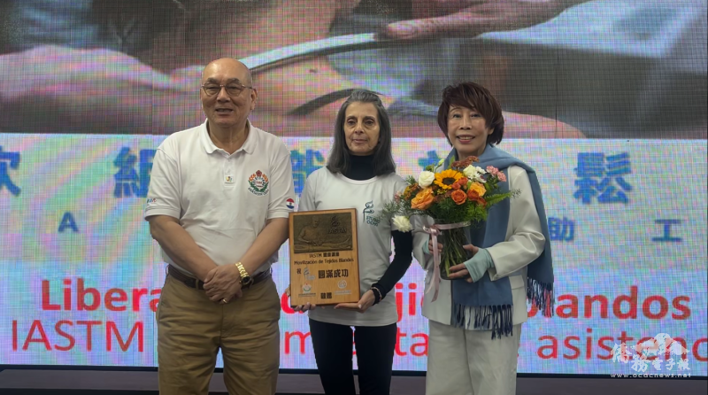 東方市中華會館理事長朱榮卿(左)代表致贈紀念品給兩位講師