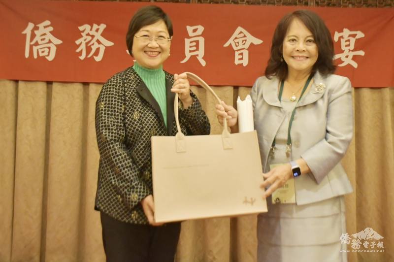 僑委會委員長徐佳青致贈紀念品，芝加哥中華會館回國訪問團團長項邦珍代表接受