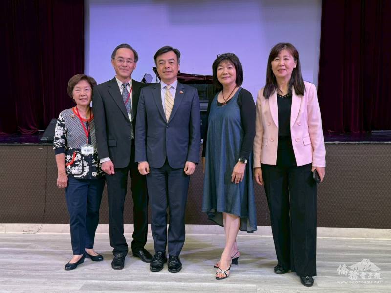 駐舊金山辦事處處長伍志翔(中)、金山灣區文教中心主任莊雅淑、北加州臺灣同鄉聯合會會長黃桂華、北加州臺灣長輩會會長林宇哲均出席，向長輩們致上誠摯的祝賀與關懷