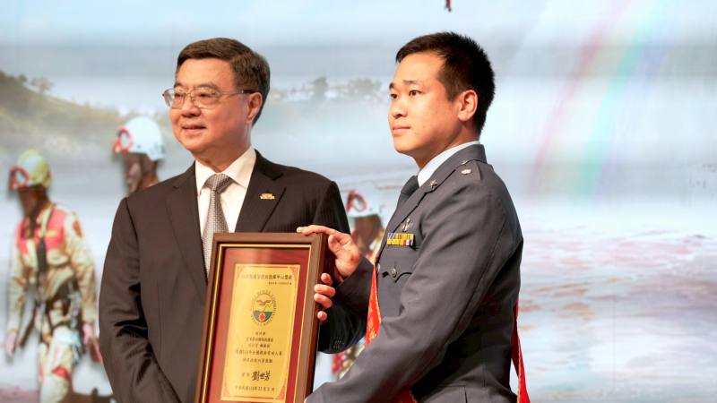 行政院長卓榮泰出席「114年搜救有功人員表揚暨AI智慧搜救派遣系統中程計畫成果記者會」