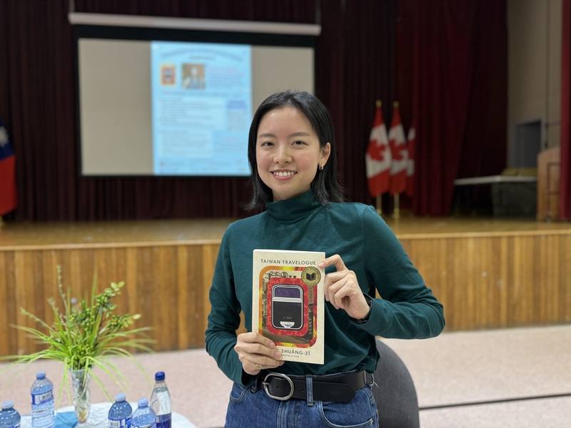 台美作家兼譯者金翎與譯作「台灣漫遊錄」合影。台灣作家楊双子作品「台灣漫遊錄」英文版，是首本榮獲美國國家圖書獎翻譯文學大獎的台灣文學譯作