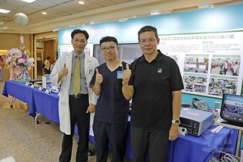 國軍高雄總醫院介紹戰傷暨災難醫學部任務暨前進外科小組（FRSD）裝備。（青年日報提供）