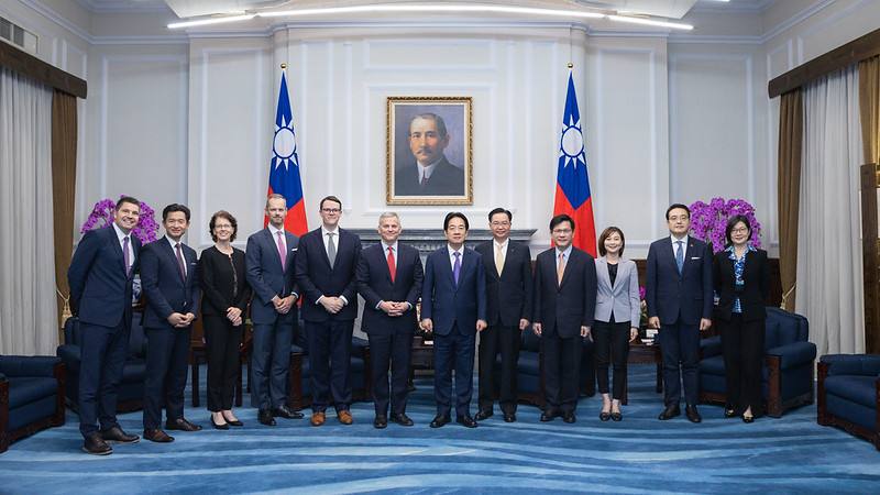 President Lai poses for a photo with a delegation led by North Carolina Governor Josh Stein.