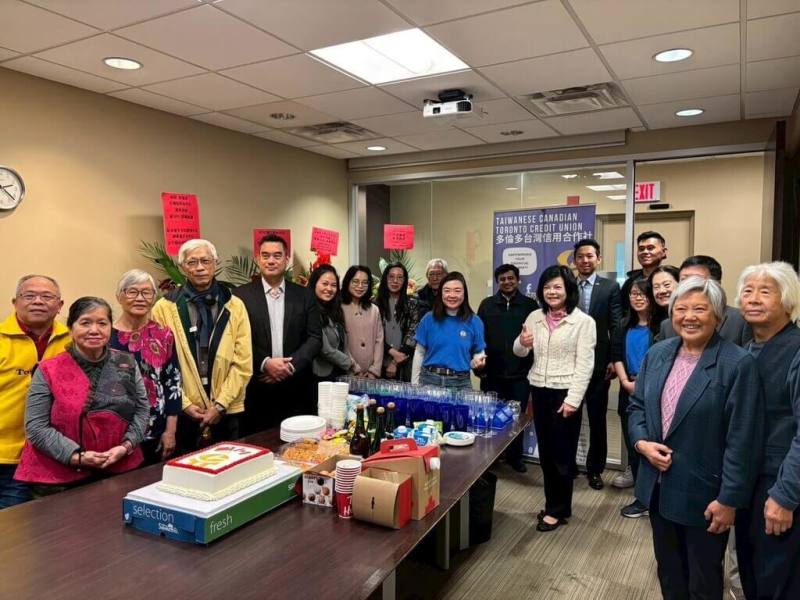 多倫多台灣信用合作社在加拿大安大略省密西沙加開設首家分行，駐多倫多辦事處及眾多台僑社團代表在10月底開幕當天到場見證。（多倫多台灣信用合作社提供）