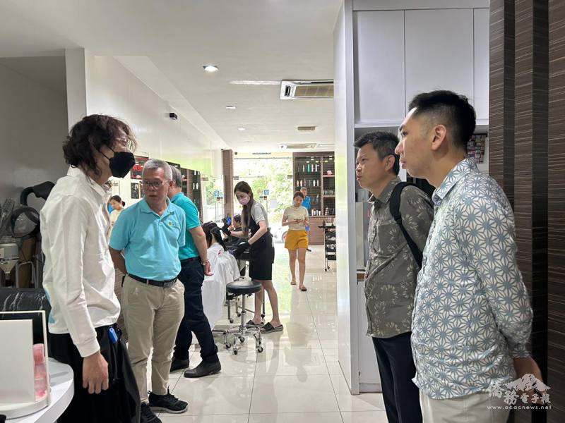 靜宜大學海青班美髮美容科畢業生陳均維(左一)分享返馬創業經歷