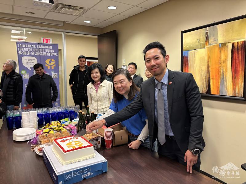 董事會主席黃柏翔及經理盧莉馨共切蛋榚慶祝