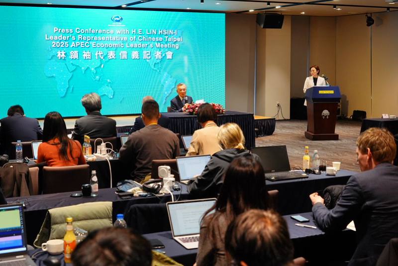 APEC Leader’s Representative Lin holds international press conference.