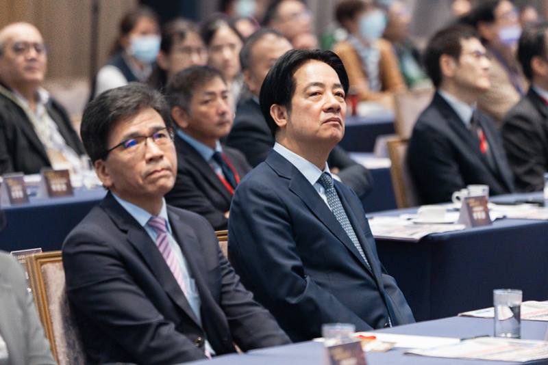 總統出席「壯大資產管理，迎向黃金年代」高峰論壇開幕式