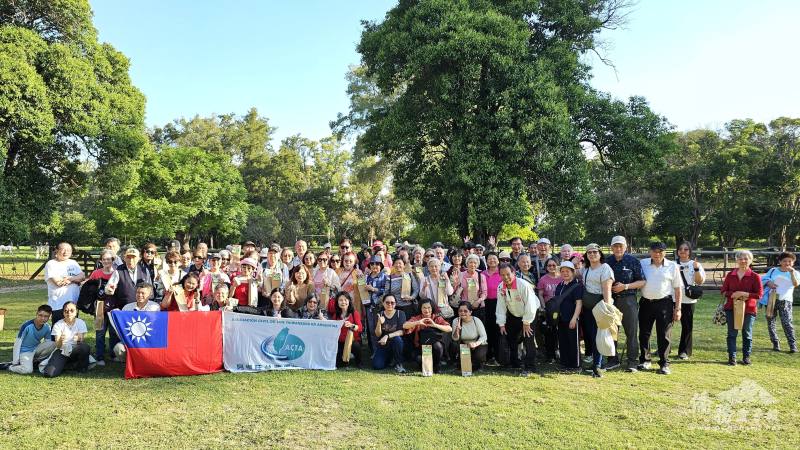 百名旅阿臺僑長輩齊聚農莊歡度重陽節，開心展示駐阿根廷代表處發送的重陽節禮物