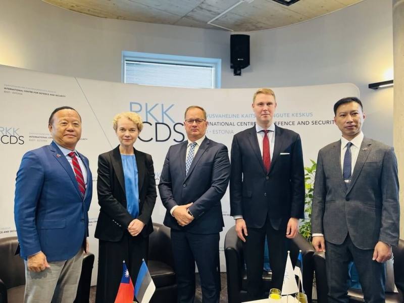 愛沙尼亞國防智庫「國際防禦及安全中心」（ICDS）10月30日舉辦會議，國防部軍政副部長柏鴻輝（左1）受邀擔任專題演講人，並與ICDS主任萊克（左2）、愛沙尼亞前海軍指揮官薩斯卡（中）、國會議員卡尤萊德（右2）以及中華民國國防部情研中心副主任潘俊光（右1）舉行共同座談。（國防部提供）