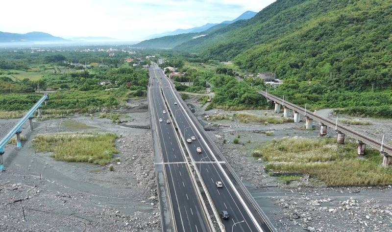 台9線木瓜溪橋為北花蓮進入花東縱谷公路的首座橋梁，交通部公路局4日表示，自109年12月啟動改建，新橋7日將竣工，除提升抗洪與耐震能力，還提升通行效率。（公路局提供）