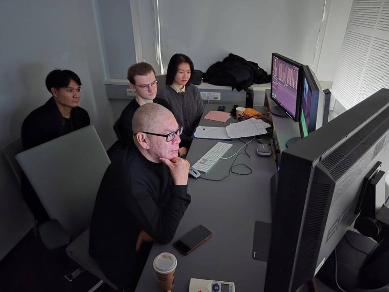 知名導演蔡明亮「行者」系列的最新作品「夜行」1日在捷克伊赫拉瓦影展首映。此次拍攝計畫為蔡明亮和捷克知名電影學院FAMU合作，讓學生參與剪接、聲音設計與調光等流程，團隊也來到捷克伊赫拉瓦小鎮取景。（汯呄霖電影提供）