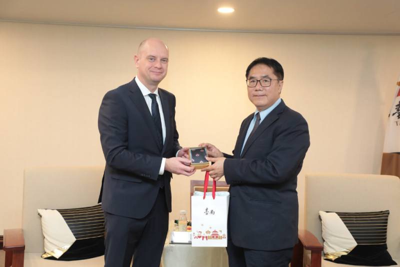 波蘭台北辦事處處長畢爾斯基（Janusz Henryk Bilski）（左）3日前往台南市政府拜會市長黃偉哲（右），黃偉哲表示，未來期待在畢爾斯基協助下，多增進台南跟波蘭姐妹市羅茲市的交流。（台南市政府提供）