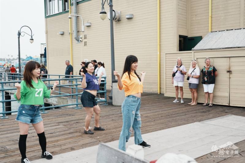 吸引大量觀眾圍觀並拍攝