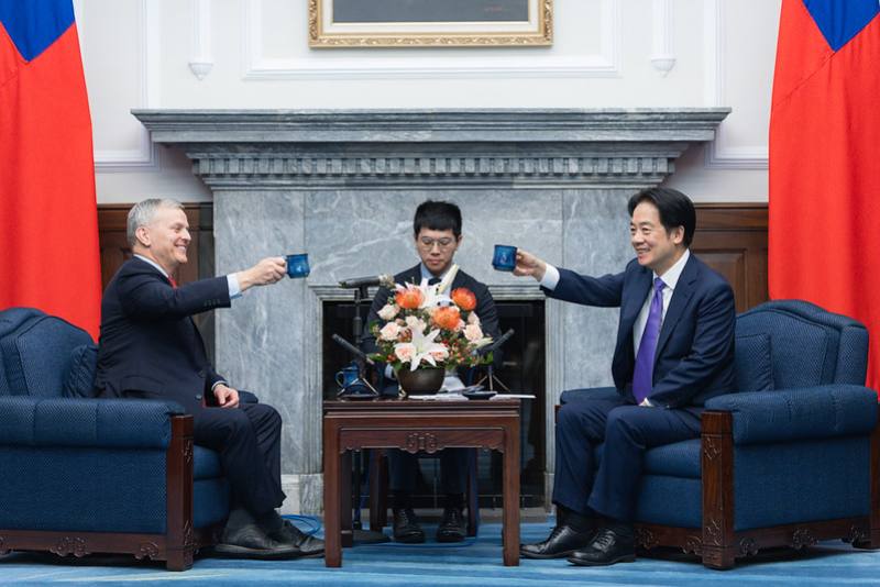 President Lai and North Carolina Governor Josh Stein raise a toast to each other.
