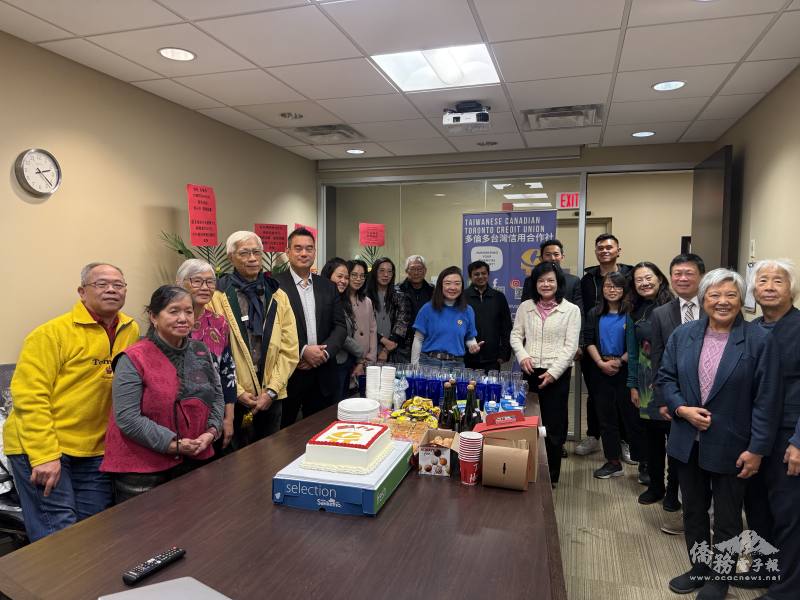 駐多倫多辦事處組長吳秋月（左6）及文教中心副主任許彩鳳（右7）出席多倫多台灣信用合作社Mississauga新分行開幕