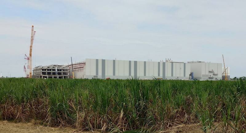 嘉義縣長翁章梁4日說，台灣積體電路製造股份有限公司位於嘉義科學園區的先進封裝廠（圖），預計2025年11月裝機，2028年量產