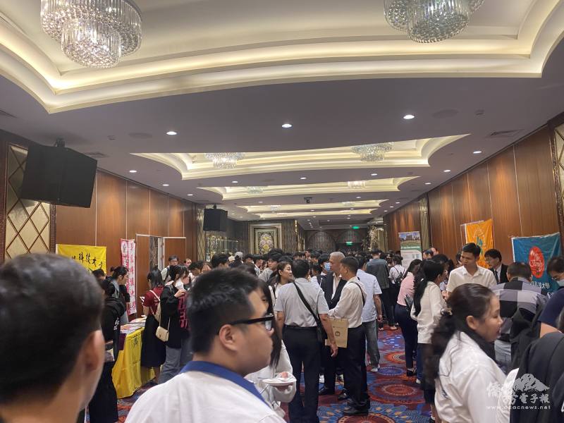 學生踴躍至各校攤位洽詢科系及升學資訊，現場互動熱烈