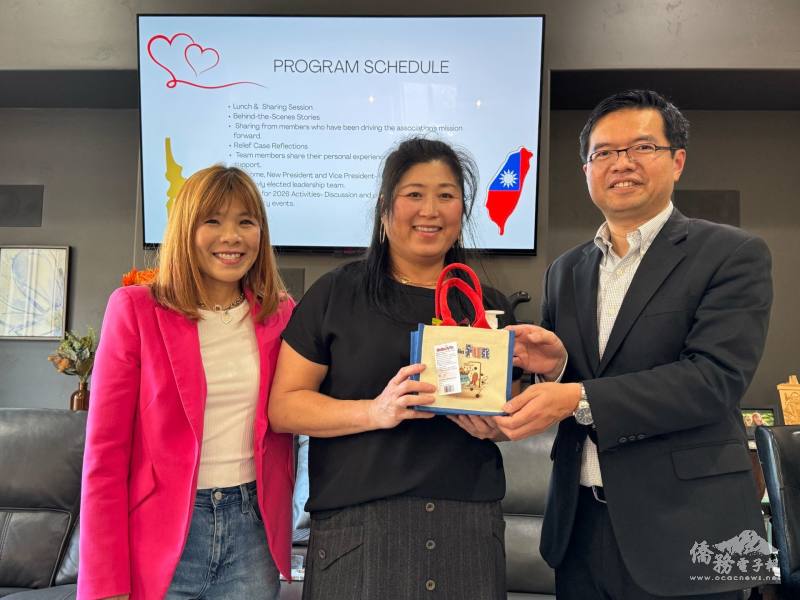 表揚熱心志工劉玉甄女士(中)