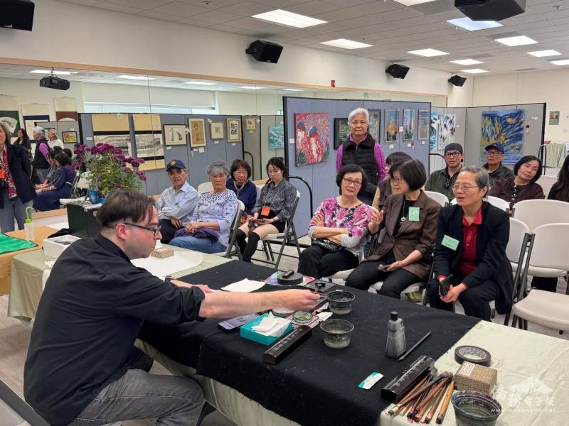 現場舉辦藝文講座現場與藝術家交流