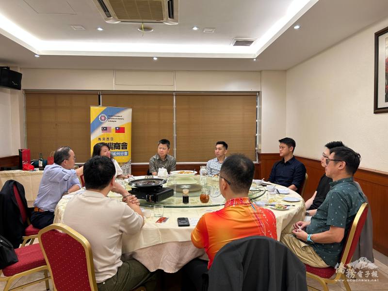 張文華與北馬地區臺商舉行餐敘，席間僑務組介紹「對等關稅紓困專案」