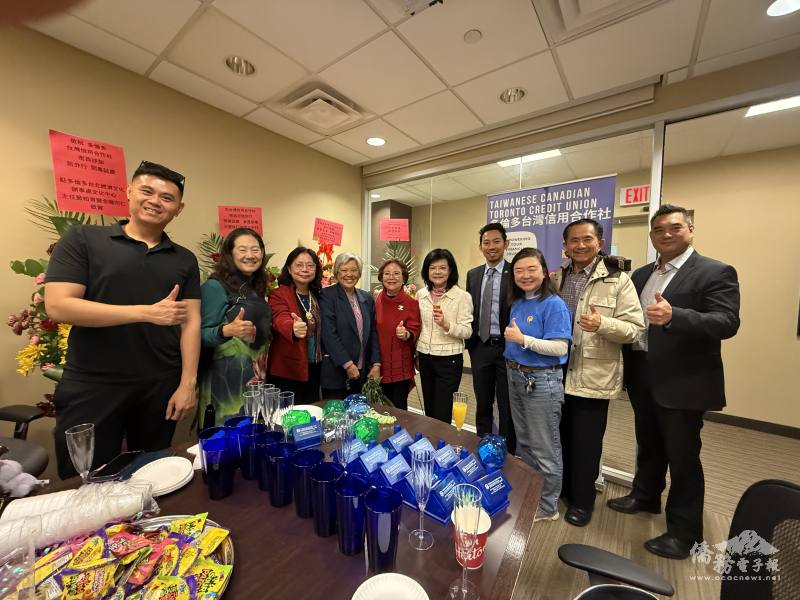 多倫多臺灣商會楊家潤（右1）、青創會邱士誠（左1）、世華多倫多分會林麗娟（左3）及邁阿密僑務諮詢委員王成章（右2）出席多倫多台灣信用合作社Mississauga新分行開幕