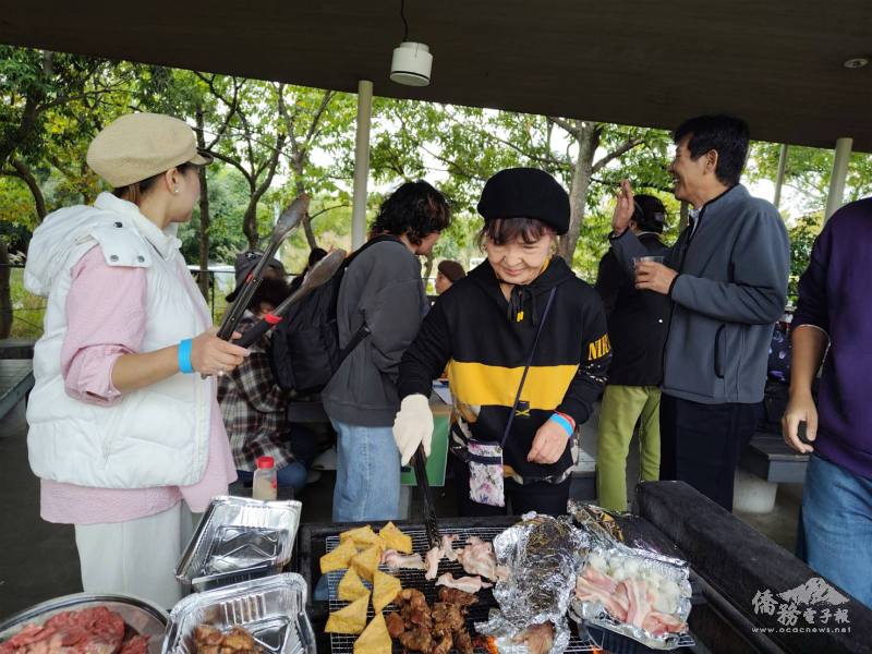 與會僑胞烹煮各式美味料理