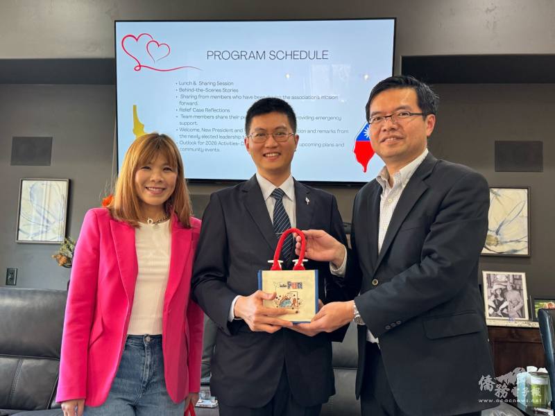 表揚熱心志工鄭文淇先生(中)