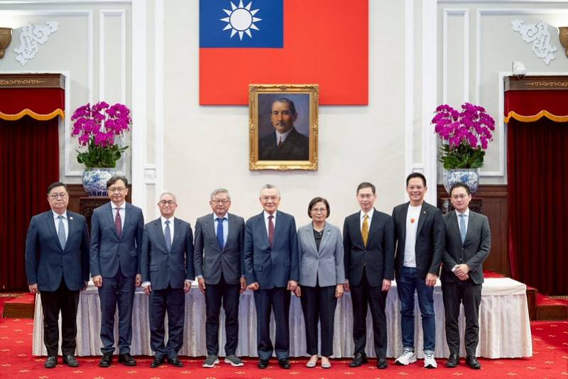Taiwan's delegation to the 2025 APEC Economic Leaders' Meeting poses for a photo at a press conference held by the Presidential Office upon its return to Taiwan.