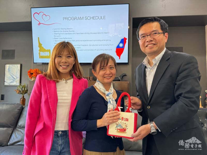 表揚熱心志工林苑青女士(中)