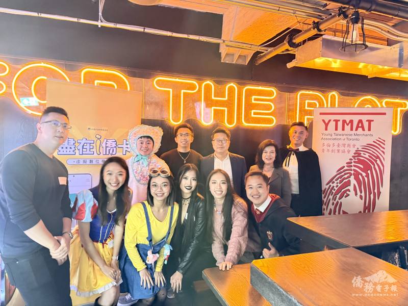 多倫多文教中心主任藍柏青（後排右3）、副主任許彩鳳（後排右2）、多倫多臺灣商會青年創業協會會長邱士誠（後排右1）、副會長易樂穎 (後排右4）與成員合照