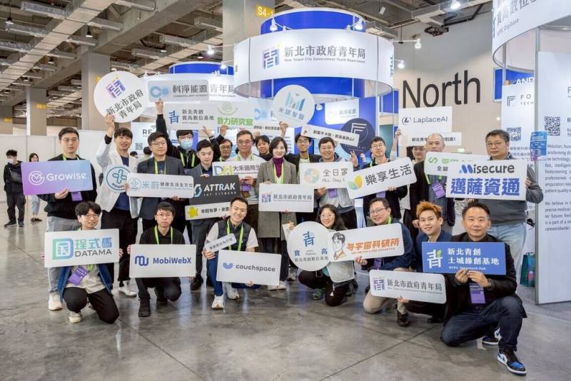 新北青創土城綠創基地即起至14日開放招募第5期進駐團隊，提供國內外參展與競賽補助支持，擴展商務機會。圖為新北市青年局與新創團隊參與113年淨零城市展。（新北市青年局提供）